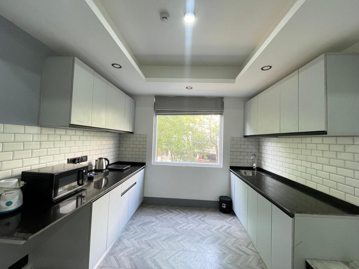 Bedchambers Serviced Apartments, Mg Road Gurgaon Eksteriør billede